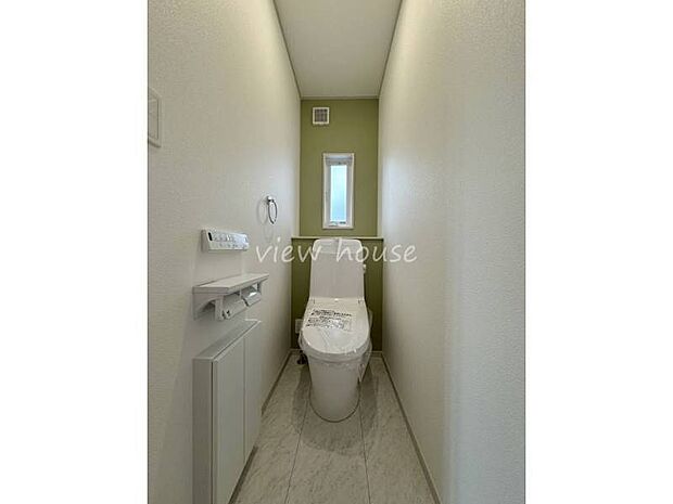 抹茶色のアクセントクロスが目を惹くトイレ☆小窓があるので換気も◎♪