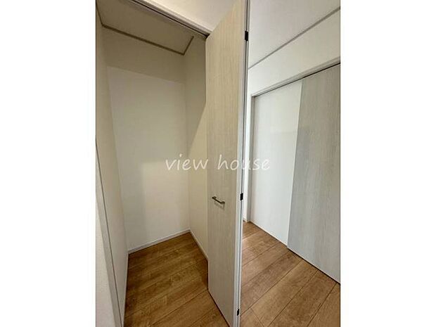 1階廊下の収納☆可動棚を取り付けて、収納力を UPさせても良いですね♪