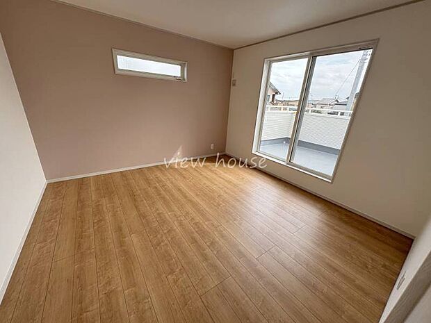 マットな色味のアクセントクロスは、ぬくもりと安らぎの効果に一役☆