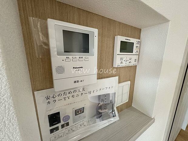 ニッチ内には各種モニター☆