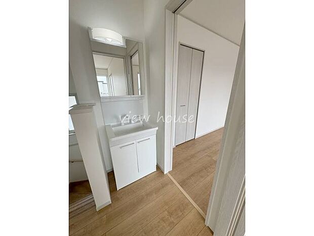 2階廊下に洗面台☆混みがちな洗面もそれぞれの場で使えますね♪