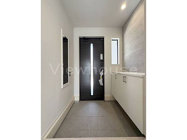 【2号棟】姿見付きの玄関では、お出かけ前のコーデを確認できて便利です♪