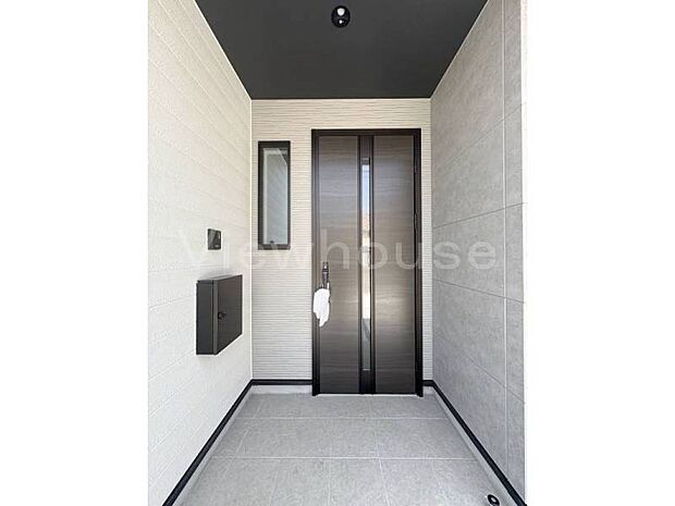 【2号棟】玄関上部の軒が出ているので雨の日でも揺れることなく傘をさせます