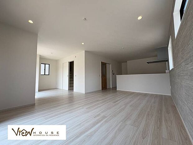 【2号棟】抗菌塗装・ワックス不要・車いす対応・すり傷が付きにくいダイヤモンドフロアーを仕様しております