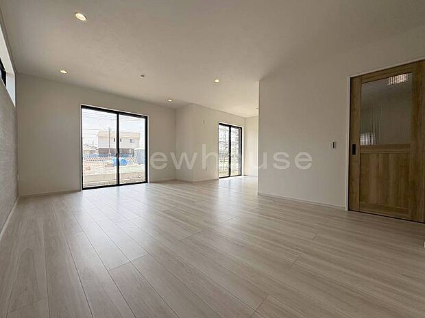 【2号棟】日中は太陽の光を多く室内に取り込めます。室内を太陽光で明るくでき照明のエネルギー節約にも♪