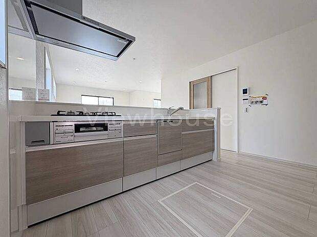 【2号棟】カウンターを介して、配膳や後片付けがしやすいので家事の時短に!ながら作業がしやすいのでキッチンにいながらも家族との仲が深まります。