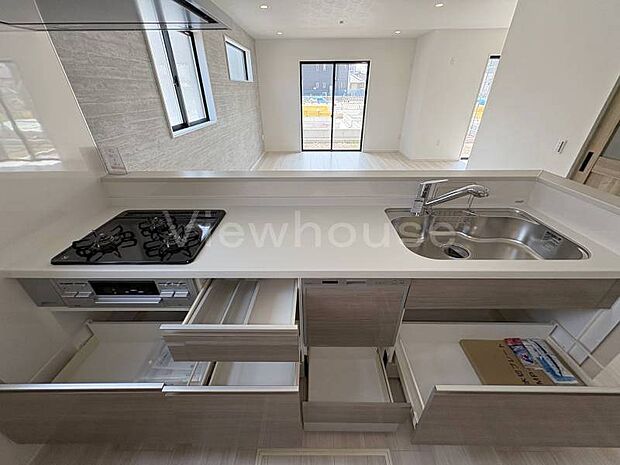 【2号棟】キッチンワークトップは傷が付きにくく、耐久性に優れた人造大理石仕上げです