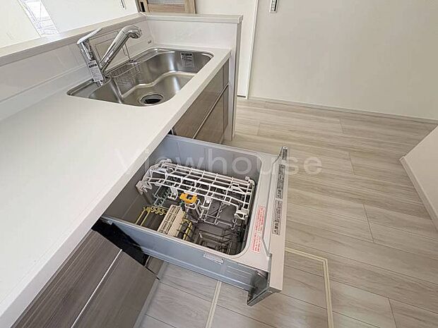 【2号棟】手に優しい、後片づけおまかせの食洗機。食後のだんらんタイムの時間もゆっくりと