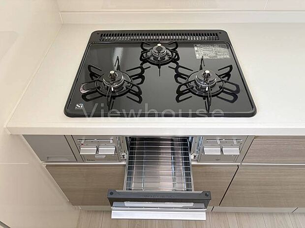 【2号棟】朝ごはんや、お弁当作りなど忙しい朝のキッチンも、3口コンロで作業効率UPします。