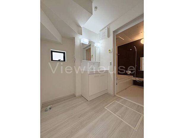 【2号棟】暗い印象になりがちな洗面室も窓があるので明るい印象になります♪