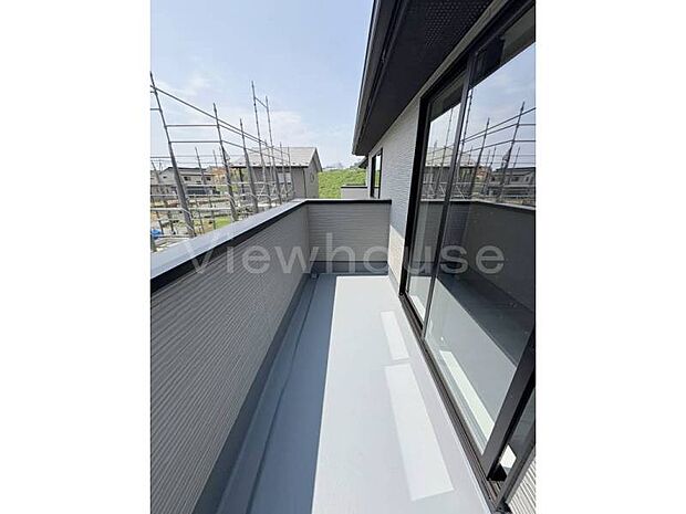 【2号棟】広々とした日当たりのいいバルコニーでは、洗濯物を干す・日光浴をする・植物を育てる等、様々なメリットがあります