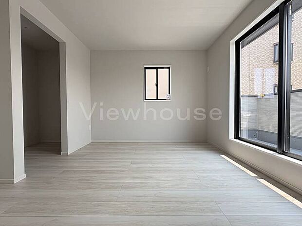 【2号棟】ベージュのクロスがお洒落な雰囲気と高級感の中にやすらぎを演出してくれています♪