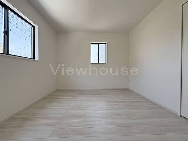 【2号棟】窓からの自然光で日中でも明るいお部屋に。陽光を十分に浴びることができます!(^^)