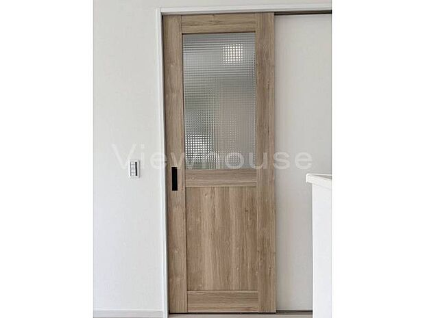 【2号棟】LDKにある透かしガラスのドアは、採光を確保!機能性と意匠性を両立♪