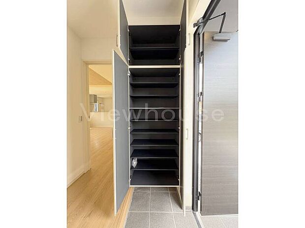 【2号棟】ごちゃつきやすい玄関も、収納棚があるのですっきり整理整頓を目指せます♪