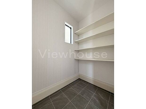 【2号棟】部屋には持ち込みたくないアウトドアグッズも収納できるシューズインクローゼット完備。週末には家族で気軽にキャンプに出掛けられます。