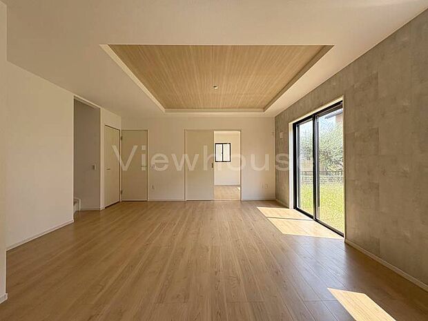 【2号棟】家族が増えたり、暮らしが変わっても、日々のくつろぎを与えてくれるリビングルームです。