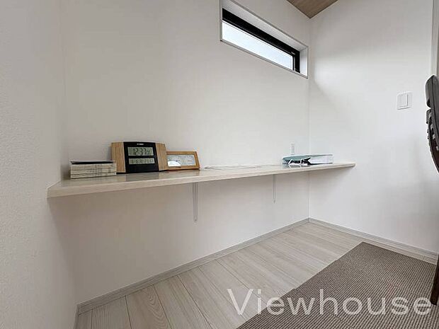 【6号棟】リビング内にはデスク付き♪お子様のリビング学習やワーキングスペースにもぴったり♪