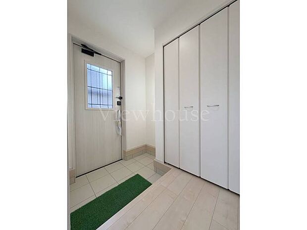 【2号棟】高さのある収納付き玄関♪靴だけではなくベビーカーなども置けるスペースも。