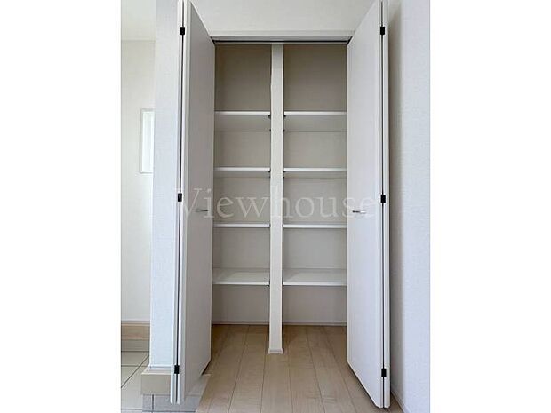 【2号棟】玄関をすっきりと片付けられる靴収納♪ ごちゃつきやすい玄関もこれで整理整頓♪