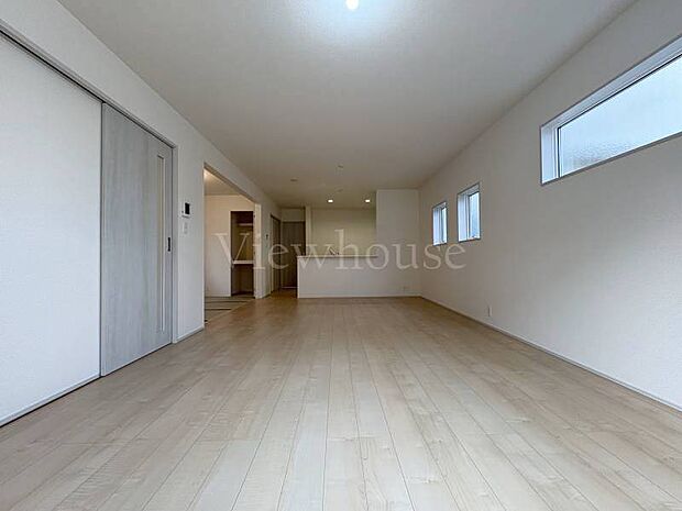 【2号棟】視線が奥へと伸びる縦長リビング。空間に奥行きが生まれ、広がりを感じることができます。