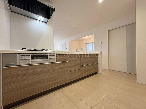 【2号棟】対面タイプならキッチン内にいながらご家族やお客様との会話が楽しめます