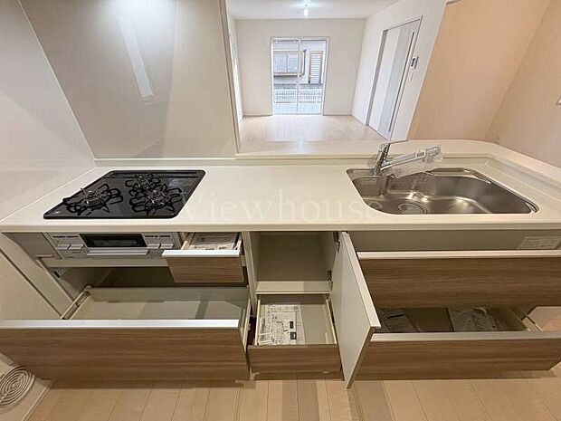 【2号棟】キッチン下収納は奥まで引き出せるので、大きく屈まなくても楽に必要なものがパッと取り出せます