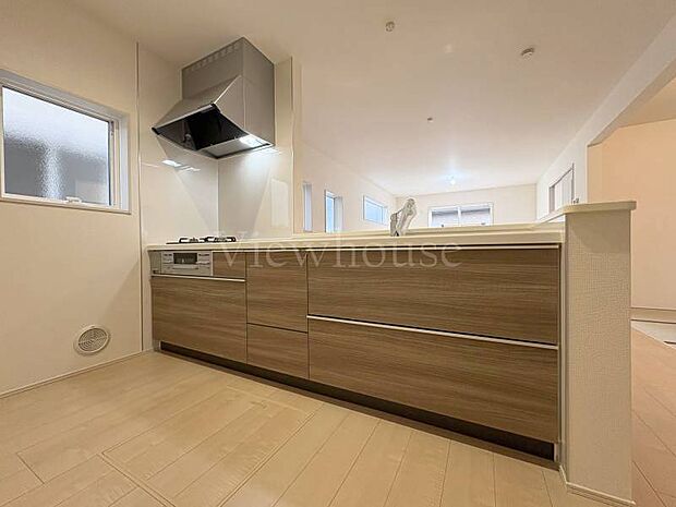 【2号棟】広々キッチンならお子様と一緒にお菓子作りやパーティ準備も楽しめますね