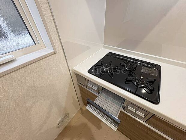 【2号棟】もうニオイがこもらない。コンロ横の小窓で、いつでも爽やかなキッチン