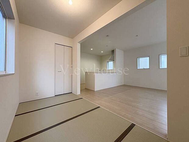 【2号棟】LDKと一体で使う多目的空間! 扉がないから広々4帖、子どもの遊び場やゴロ寝に最適な畳コーナー♪