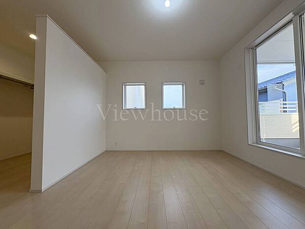 【2号棟】心穏やかに過ごせる、陽光あふれる南東角部屋の主寝室♪