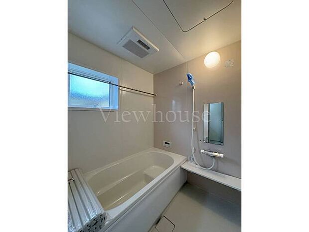 【2号棟】ベンチ型の浴槽は水道料金や光熱費の削減にも♪半身浴で動画や読書もおすすめ♪