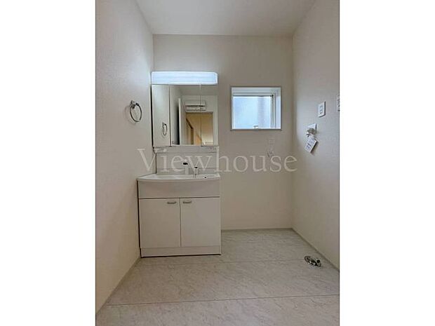 【2号棟】3面ミラーの後ろは収納スペースを完備。生活感のあるものは隠して、スッキリシンプルな洗面台に!