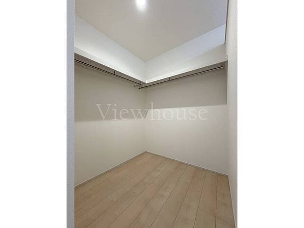 【2号棟】衣類はもちろん、お子様との思い出もたっぷりしまえるウォークインクローゼット