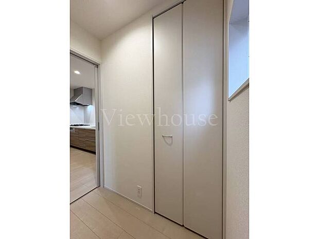 【2号棟】キッチン横に収納完備!掃除用具などがパッと取れて便利です♪