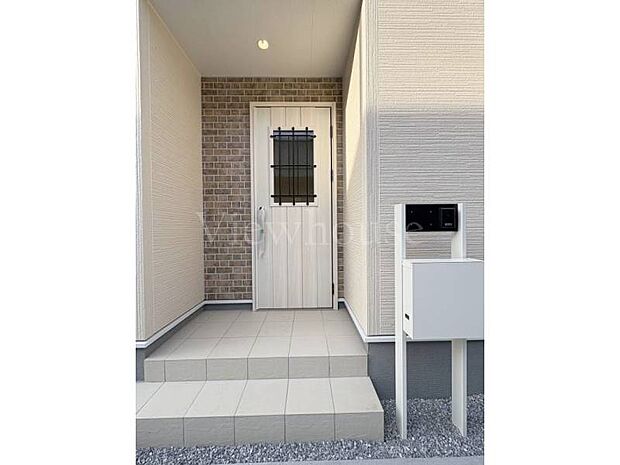 【2号棟】郵便物受け取り時も安心。玄関に人が立たなくて済む、訪問者との距離感も安心設計♪