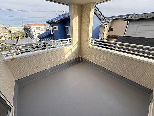 【2号棟】日差しや視線、急な雨も気にしない。快適で安心を叶える、インナーバルコニー。