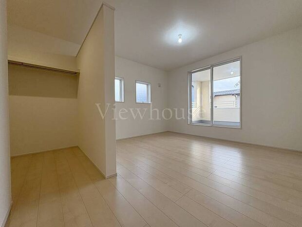 【2号棟】南東向きで明るい洋室にWIC完備。衣類も心もゆとりで満たされる、快適な私空間☆