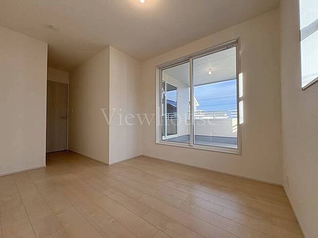 【2号棟】二面採光で一日中明るい12.8帖。ゆとりと収納を両立した快適なプライベート空間です。