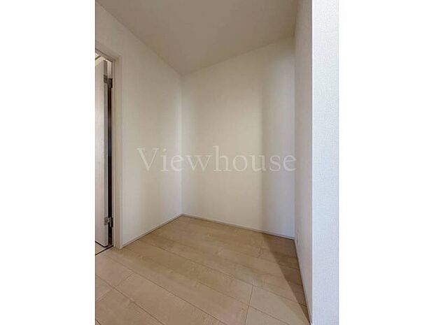 【2号棟】2階のホールは広さがあるので、収納スペースにしても◎