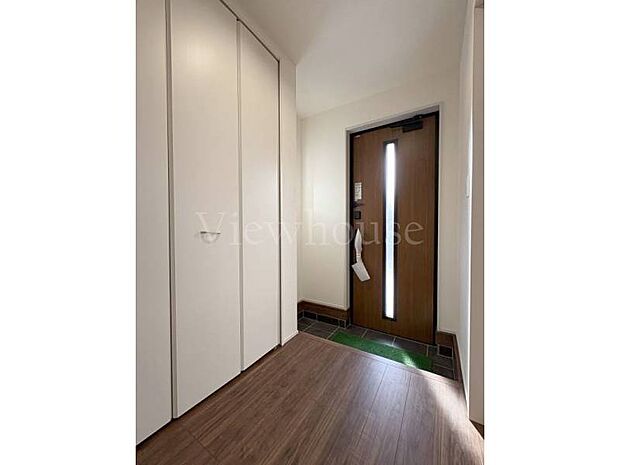 【1号棟】暗くなりがちな玄関も光が差し込みパッと明るい空間に☆