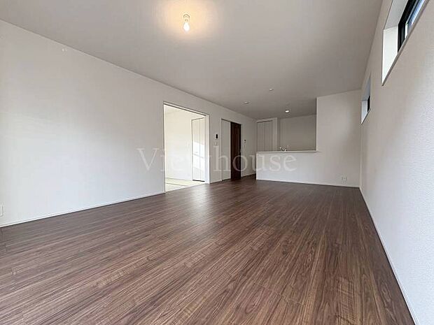 【1号棟】対面キッチンなのでリビングと一体感があり、いつでも顔を見て会話ができます◎お料理ができたら「これ運んで-♪」と手渡しが出来ますね♪