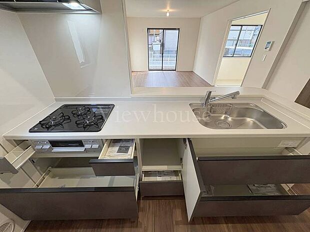 【1号棟】たっぷり収納できるスライド式で、暮らしも心もすっきり整う♪