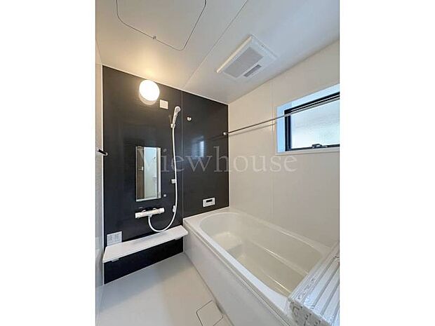 【1号棟】ベンチ付き浴槽で半身浴も快適に。ブラウンが上質な空間を演出する、くつろぎのバスタイム♪