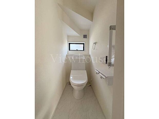 【1号棟】階段下も有効活用♪小窓付きトイレでいつでも換気可能です◎