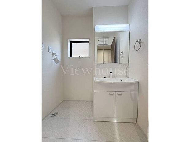 【1号棟】三面鏡の裏には収納スペースを確保!小物もすっきり片付く優秀設計!