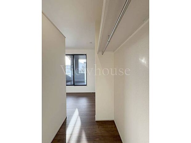 【1号棟】WICは衣類だけではなく、バッグ・靴・季節家電など様々な物をまとめて収納と管理ができます