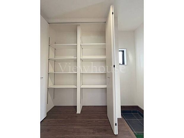 【1号棟】大容量SCで玄関にゆとりを。CL右側にはゴルフバッグやベビーカーも置けて、暮らしを快適に☆