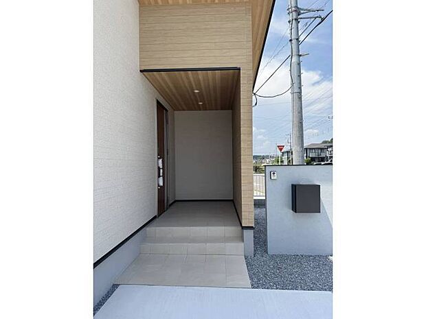通りから見えないのでプライバシーが守られる玄関☆置き配の盗難防止もできそうですね♪