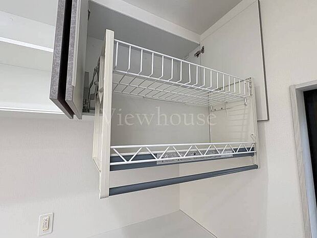 【2号棟】背伸びしない、安心の昇降式吊り下げ収納。 重い物も軽い力でラクラク出し入れ。毎日の料理が快適になる、家族みんなに優しいキッチンです。